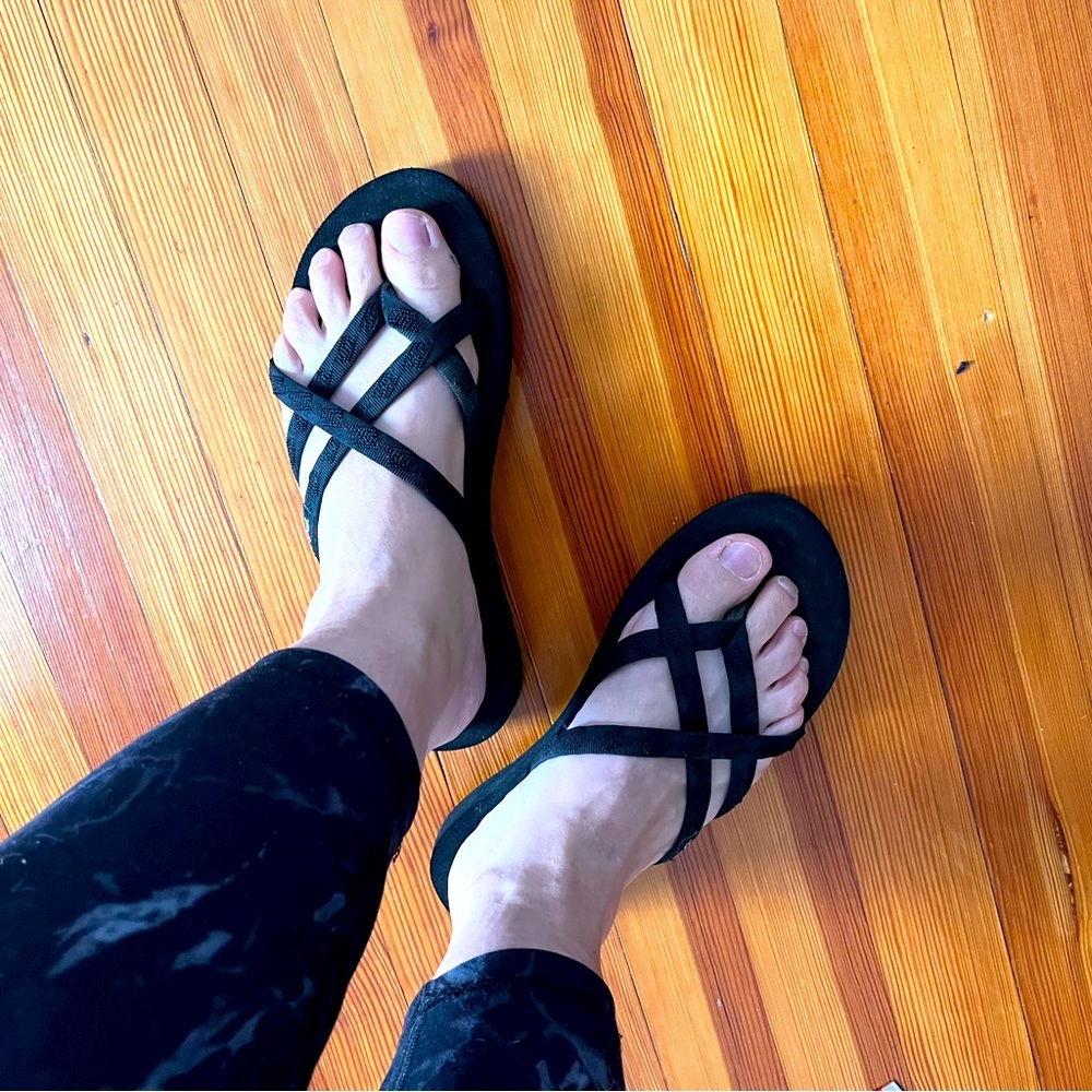 Teva Black Strappy Flip Flop Size 8 Mush Cushy Some Sandal Beach Goth